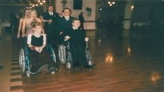 Zdjęcie studniówkowego Poloneza klasy IV d w 2003 roku