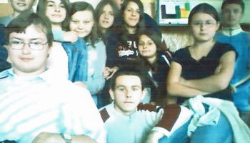 Zdjęcie z praktyki pedagogicznej w gimnazjum z uczniami klasy III a z 2006 roku