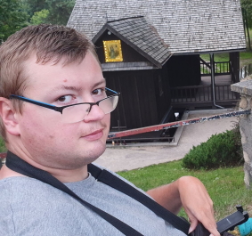 Zdjęcie na tle kapliczki nad wodą